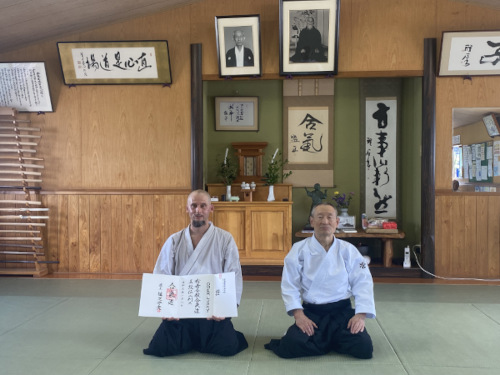 Omer Lusky empfängt seine Urkunde zum 5. Dan von Suganuma Sensei